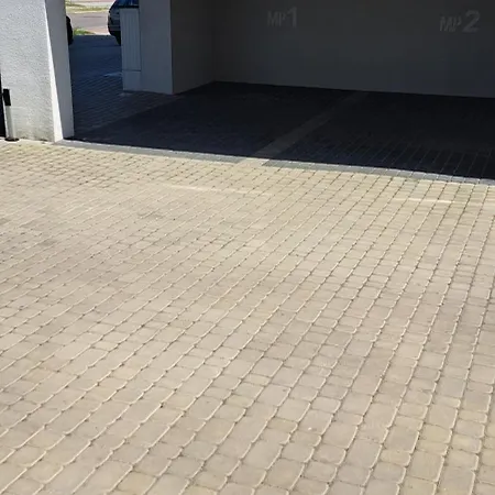 Mila Z Duzym Tarasem I Miejscem Parkingowym *